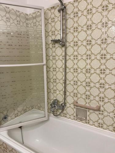 a bathroom with a shower and a tub at Studio Heimi I mit Balkon strandnah Cuxhaven-Grimmershörnerbucht in Cuxhaven