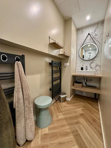 une salle de bain avec un lavabo, des toilettes et un miroir dans l'établissement LeBellevue, à Sanary-sur-Mer