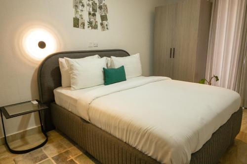 Un ou plusieurs lits dans un hébergement de l'établissement The Pinnacle Serviced Apartment, Bar and Lounge