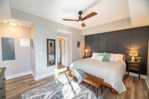 Ένα ή περισσότερα κρεβάτια σε δωμάτιο στο King Bed Newly Updated Condo!