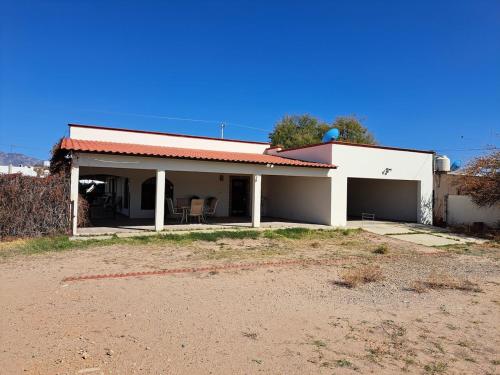 un edificio blanco con techo rojo y patio en Casa en Huepac, en Huépac
