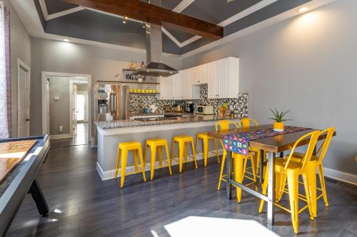 Η κουζίνα ή μικρή κουζίνα στο 20Percent OFF Luxury 3BR on the Bourbon Trail Sleeps10