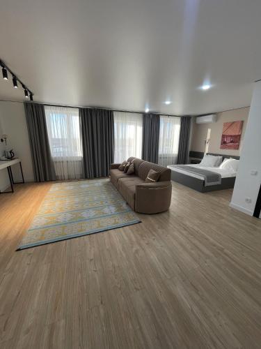 un ampio soggiorno con divano e letto di Aq Jol a Oral