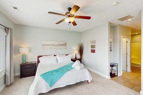 a bedroom with a bed and a ceiling fan at Siesta Sunset Retreat in Moneta