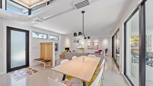 een woonkamer met een houten tafel en een bank bij The Windward House in Siesta Key