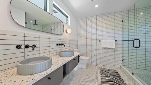 een badkamer met twee wastafels en een spiegel bij The Windward House in Siesta Key