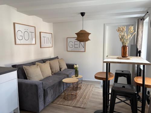 a living room with a blue couch and a table at 2 Zimmerwohnung in der City von Göttingen in Göttingen