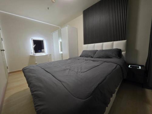 乌隆他尼Cozy bed with WiFi Pool Gym in Udon的一间带大床和窗户的卧室