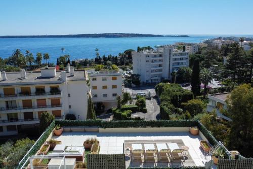 - une vue aérienne sur les bâtiments et l'océan dans l'établissement UNIQUE! 2-Br Apartment with Pool & Rooftop, à Cannes