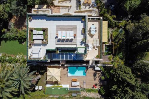 une vue aérienne d'une maison avec piscine dans l'établissement UNIQUE! 2-Br Apartment with Pool & Rooftop, à Cannes