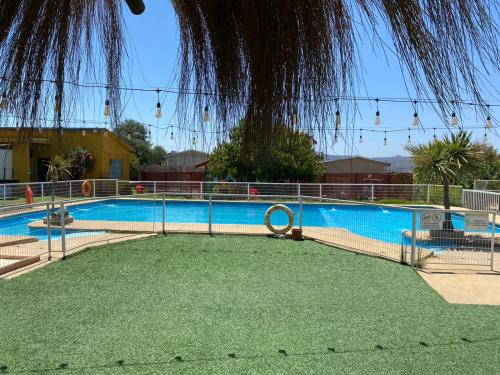 uma grande piscina com uma cerca em redor em Tierras del Sol em Quilpué