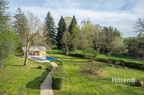 - une vue aérienne sur un jardin avec une piscine dans l'établissement Maison Léonce Blanc - Prestige in Lubersac, à Lubersac
