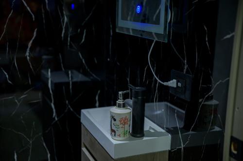 ein Badezimmer mit einer Flasche Seife auf einem Waschbecken in der Unterkunft A 90m de Feria, Céntrico y Acogedor - Departamento A220-1 in Aguascalientes