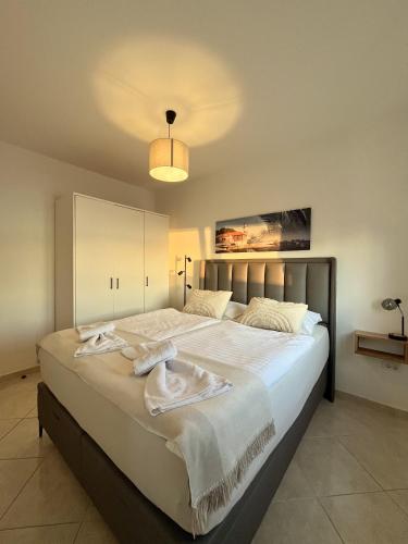 ein Schlafzimmer mit einem großen Bett, auf dem Handtücher liegen in der Unterkunft Villa Punta in Zadar