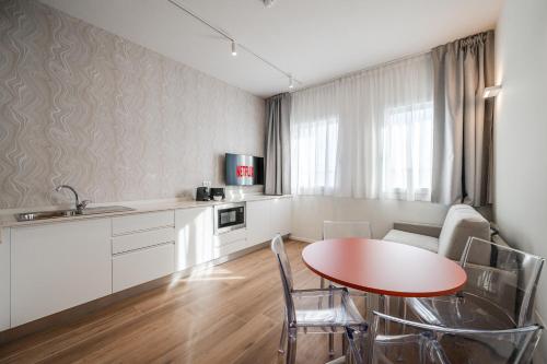 Η κουζίνα ή μικρή κουζίνα στο ELF apartments