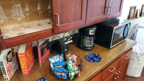 Dapur atau dapur kecil di Historical Home with Amenities Nearby - Delaware River, General Store, Post Office, Tavern