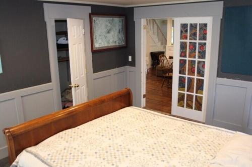 Katil atau katil-katil dalam bilik di Historical Home with Amenities Nearby - Delaware River, General Store, Post Office, Tavern
