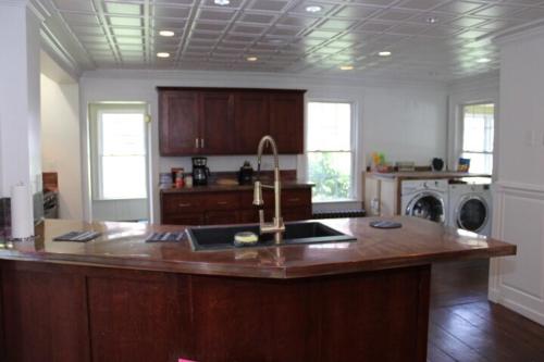 Dapur atau dapur kecil di Historical Home with Amenities Nearby - Delaware River, General Store, Post Office, Tavern