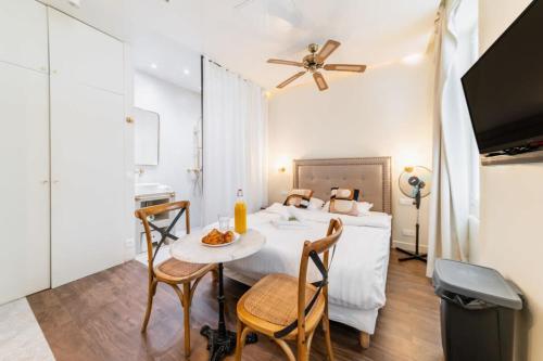 une chambre avec un lit, une table et des chaises dans l'établissement Studio de charme quartier tour eiffel - 2P, à Paris