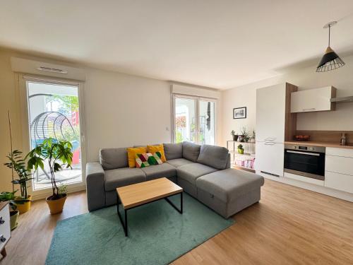 un salon avec un canapé et une table dans l'établissement Chez Jules, Rennes centre, à Rennes