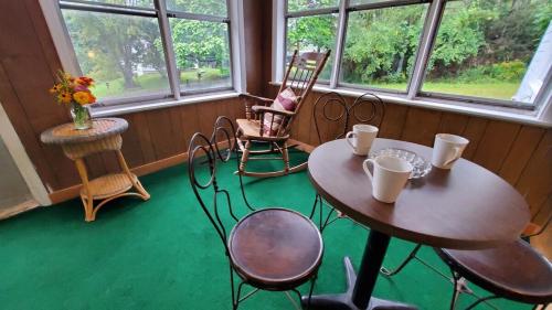 Posezení v ubytování LARGE Open Floor Plan for Your Entertainment with a Short Walk to West Branch Delaware for Water fun and Fishing