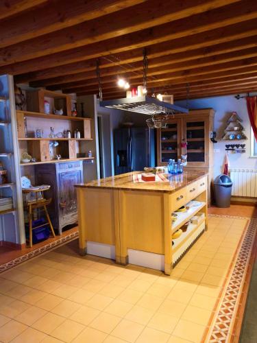 - une cuisine avec un îlot au milieu d'une pièce dans l'établissement Gite du Hameau D'Amignié, à Vernay