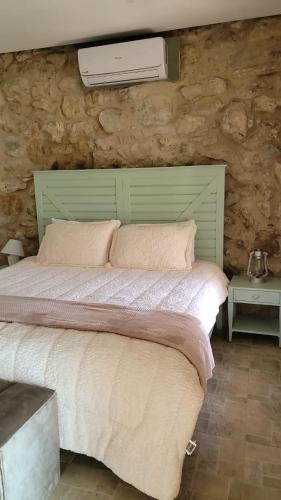 Llit o llits en una habitació de Bmehrine The Inn