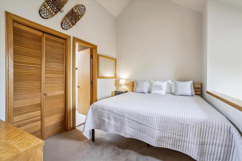 Ένα ή περισσότερα κρεβάτια σε δωμάτιο στο Comfortable Highridge C7 One Bedroom Plus Loft with Fireplace and Hot Tub Access