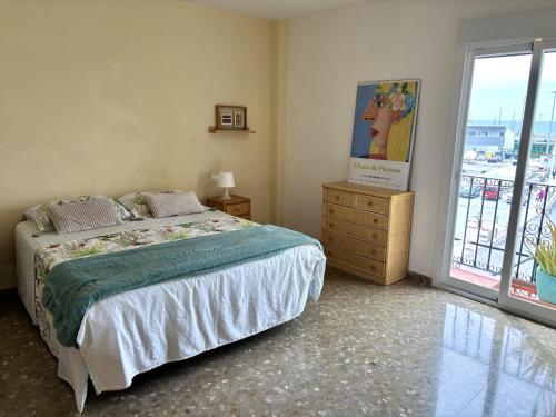 カレタ・デ・ベレスにあるEl Varadero By Solymar Holidayのベッドとドレッサーと窓のある寝室