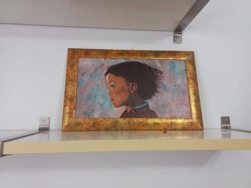 a painting of a woman on a shelf in a museum at La testuggine in Giussano