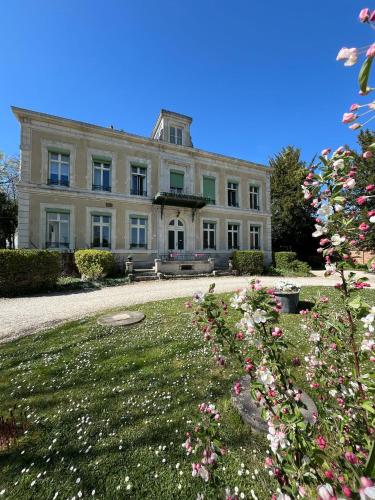 Κήπος έξω από το chateau de Pougy