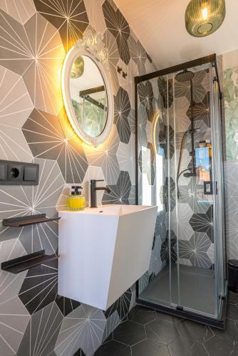 Regency Luxe Studio