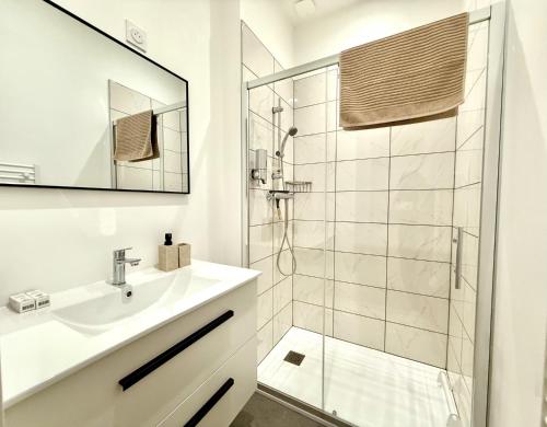 une salle de bain blanche avec un lavabo et une douche dans l'établissement Oasis Marocaine avec Terrasse Privée, à Reims