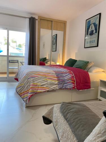 Postel nebo postele na pokoji v ubytování BENALBEACH LOFT Encatador