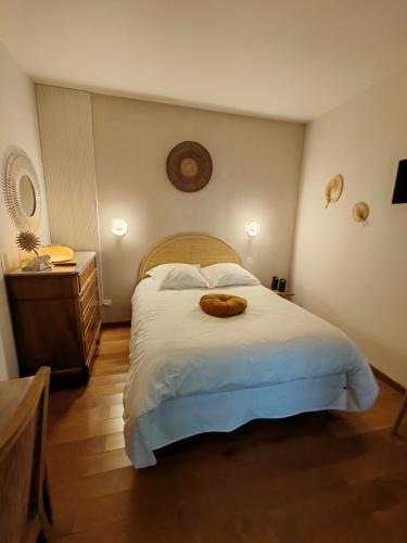 une chambre avec un grand lit blanc et un parquet dans l'établissement chambre d'hote de charme 