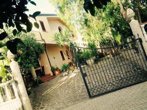a gate in front of a house with plants at Villa Grazia in Capo Vaticano