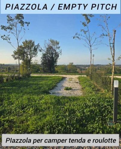a dirt road in the middle of a field at Agricampeggio AL CIELO STELLATO in Valeggio sul Mincio