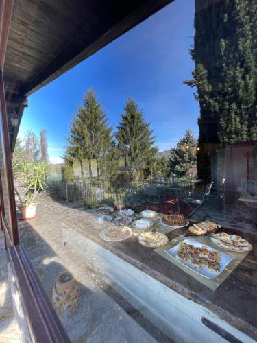 a display window with a bunch of plates of food at Agriturismo Poderi Zunino in Ponti