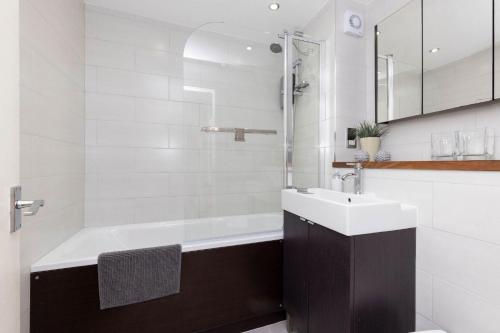 Φωτογραφία από το άλμπουμ του Stylish Ground Floor Apartment with Sea Views σε East Wittering