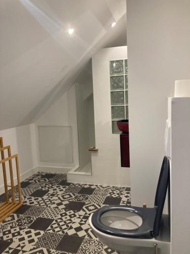 une salle de bain avec toilettes posées au sol dans l'établissement La Maison de Marin, à Surtainville