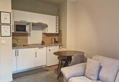 un salon avec une table et une cuisine dans l'établissement Relax in Nice Zen studio, air conditioning, sea on foot, à Nice