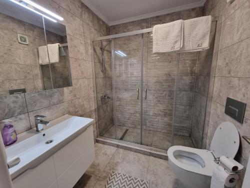 Ένα μπάνιο στο Studio ANA SOLID RESIDENCE