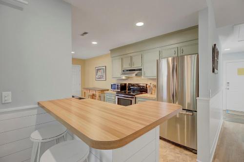 Kuchyň nebo kuchyňský kout v ubytování Lake Village 10 by Wild Dunes, with Amenities