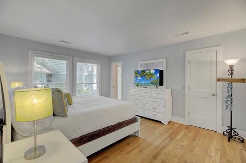 Postel nebo postele na pokoji v ubytování Lake Village 10 by Wild Dunes, with Amenities