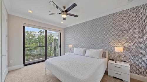 Postel nebo postele na pokoji v ubytování Cityscape Retreat