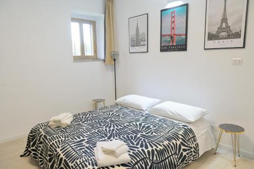 a bedroom with a bed with a black and white comforter at Lo Casale in Buonalbergo