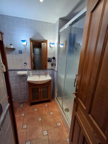 トレモリノスにあるApartamento Soniaの洗面台とシャワー付きのバスルーム