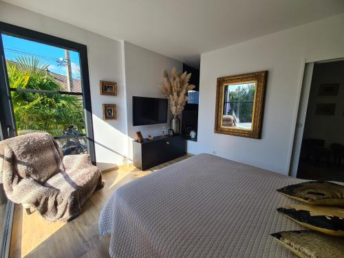 En eller flere senge i et værelse på L'Oasis de Coulaines - Élégance & piscine