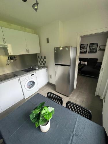 une cuisine avec une table et un réfrigérateur dans l'établissement Charmant T2 - Cosy et confort - 4 pers, à La Motte-Servolex