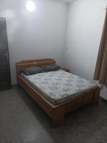 un piccolo letto in una stanza con un materasso di La Villa a Lomé